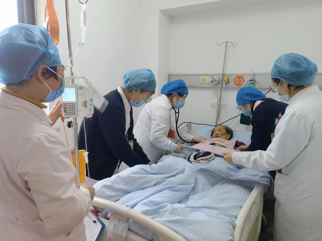 FB体育 FB体育平台这个春节他们用责任和坚守书写最美“敬业福”！【爱申活暖心春】(图1)