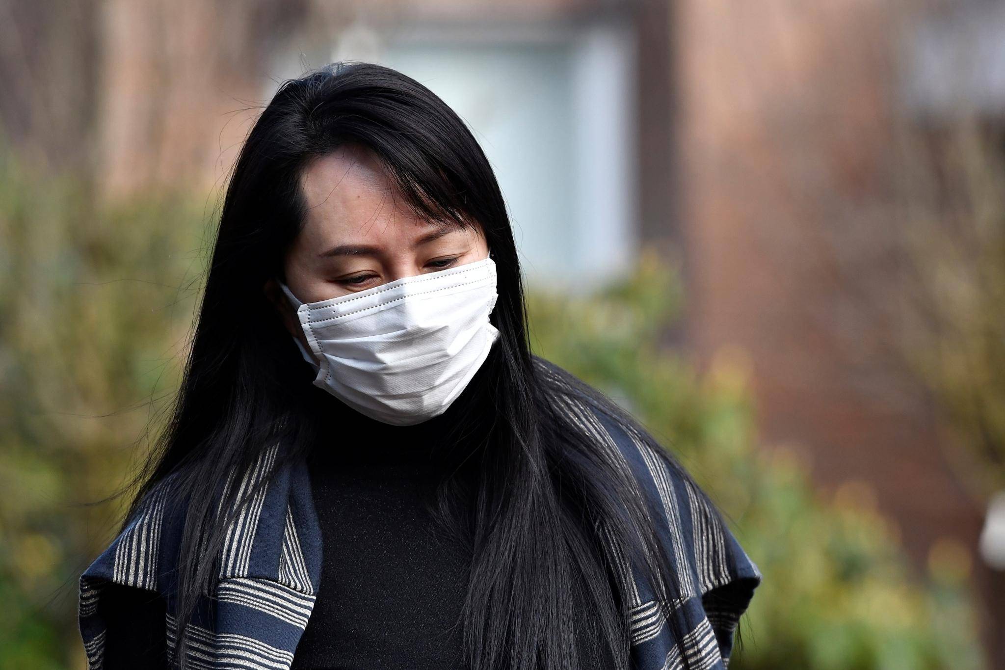 孟晚舟春节后首次露面条纹衫当披肩好时髦身材发福FB体育 FB体育平台依旧优雅(图1)