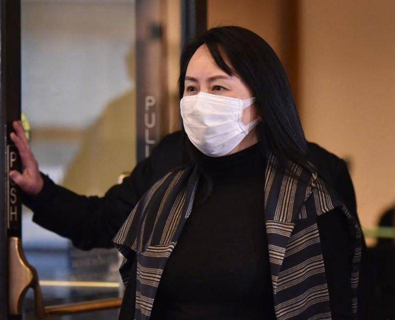 孟晚舟春节后首次露面条纹衫当披肩好时髦身材发福FB体育 FB体育平台依旧优雅(图2)