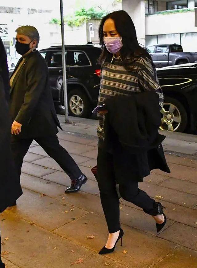 孟晚舟春节后首次露面条纹衫当披肩好时髦身材发福FB体育 FB体育平台依旧优雅(图10)