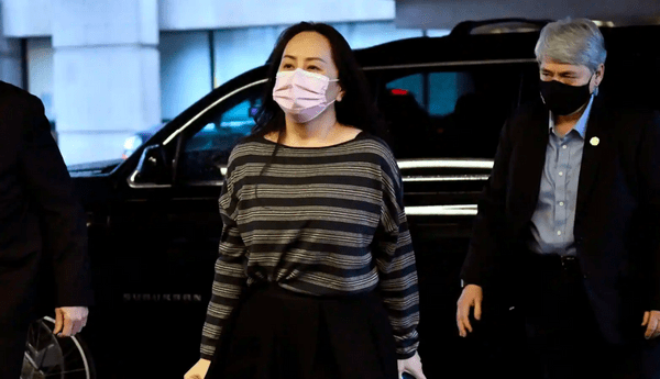 孟晚舟春节后首次露面条纹衫当披肩好时髦身材发福FB体育 FB体育平台依旧优雅(图8)