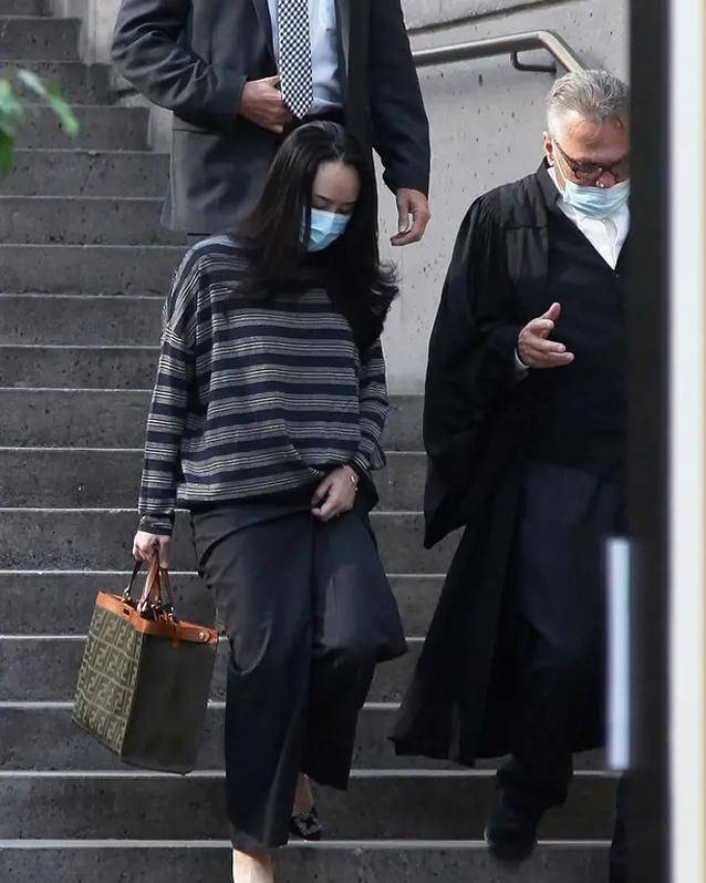 孟晚舟春节后首次露面条纹衫当披肩好时髦身材发福FB体育 FB体育平台依旧优雅(图9)