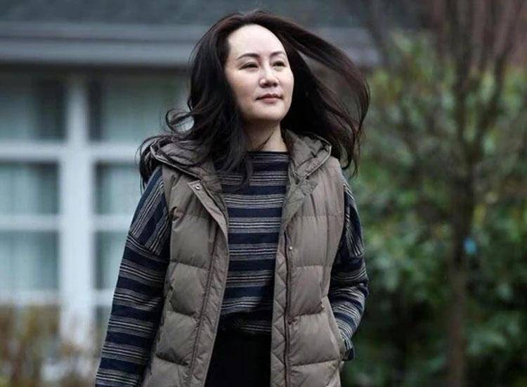 孟晚舟春节后首次露面条纹衫当披肩好时髦身材发福FB体育 FB体育平台依旧优雅(图11)