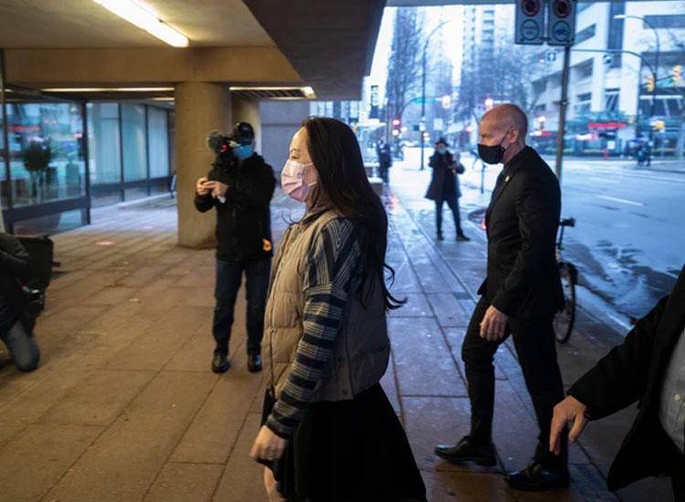 孟晚舟春节后首次露面条纹衫当披肩好时髦身材发福FB体育 FB体育平台依旧优雅(图12)