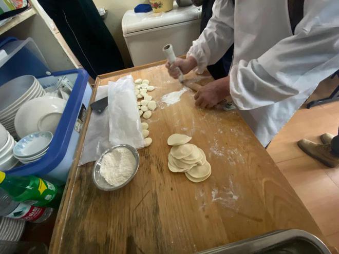镇海最小的饺子馆！店里只有3张桌子每年春节要卖出20000个饺子！FB体育 FB体育平台(图8)