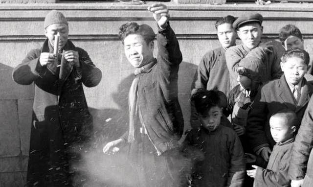 FB体育 FB体育平台历史上唯一一次禁止过春节谁都不许休假说句“恭喜”也要被抓(图2)