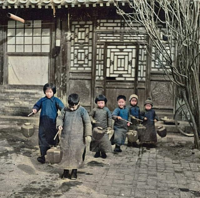 FB体育 FB体育平台老照片：民国春节时的孩子们 从一张张天真的笑容里 感受年的味道(图1)