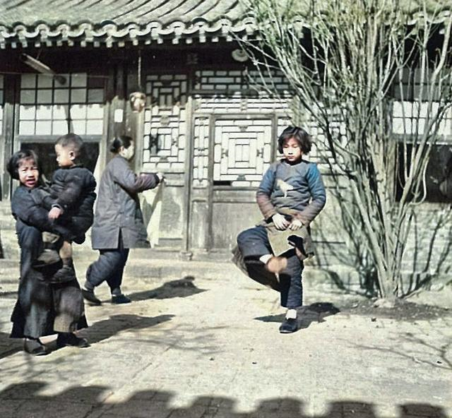 FB体育 FB体育平台老照片：民国春节时的孩子们 从一张张天真的笑容里 感受年的味道(图7)