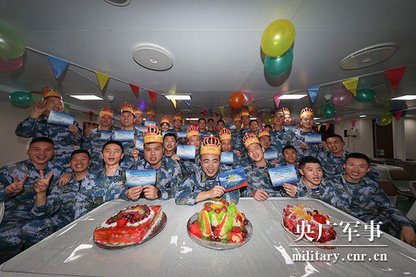 远海联合训练编队的海军水兵们 在大洋上如何过年？FB体育 FB体育平台(图1)
