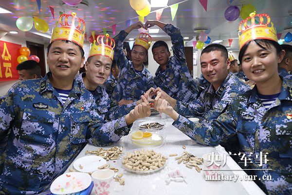 远海联合训练编队的海军水兵们 在大洋上如何过年？FB体育 FB体育平台(图2)