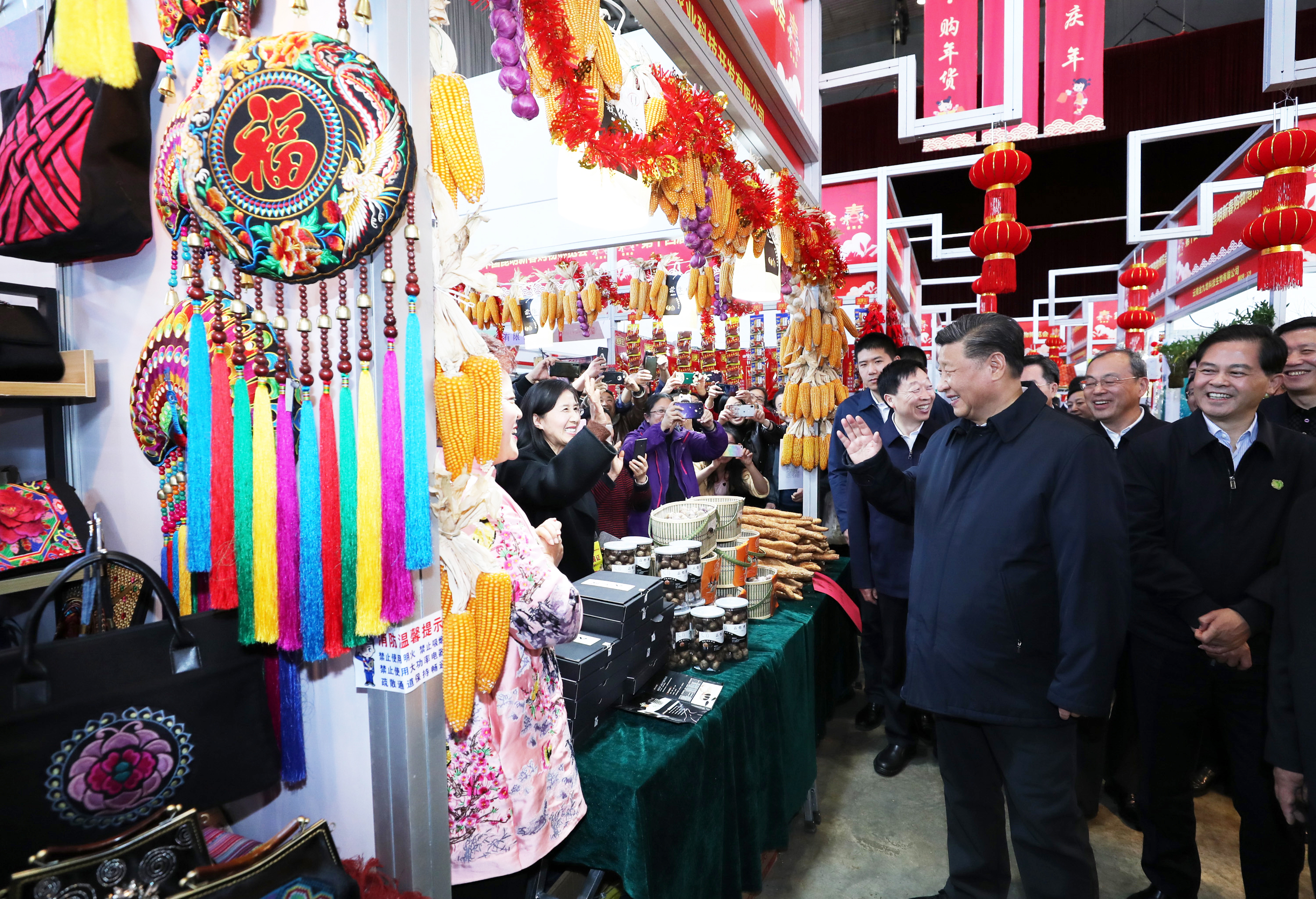 FB体育 FB体育平台联播+丨新春 习这几个拜年瞬间暖人心扉(图5)