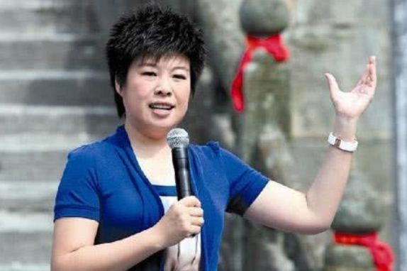 易中天评价于丹：一位被FB体育 FB体育平台市场耽误的知识分子(图2)