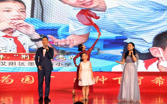 刚刚“荆楚好FB体育 FB体育平台老师”颁奖！(图7)