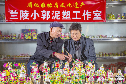 文旅博览会上的“山东手造”：小郭泥塑、海瓷盐雕还有莒县“过门笺”……_今日头条_大众网FB体育 FB体育平台(图6)