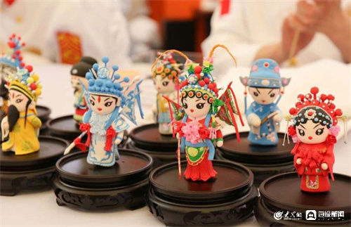 文旅博览会上的“山东手造”：小郭泥塑、海瓷盐雕还有莒县“过门笺”……_今日头条_大众网FB体育 FB体育平台(图10)