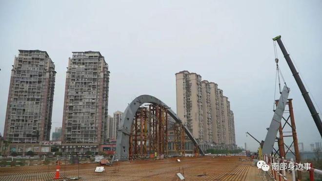 FB体育 FB体育平台实拍南部红岩子广场提升项目进度(图1)