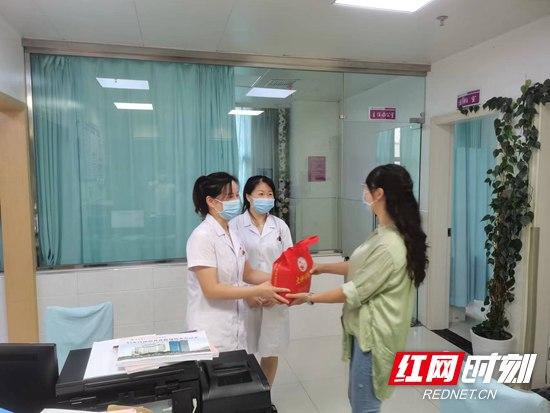 永定区妇保院：中秋慰问寄深情 佳节守望FB体育 FB体育平台鼓干劲(图1)