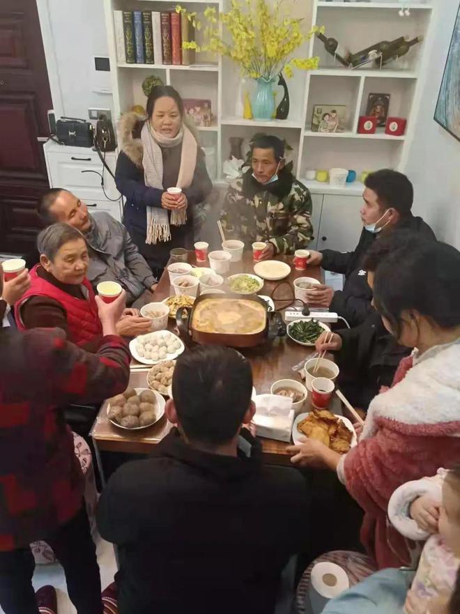 【团圆行动】相见不禁泪潸然 不再骨肉两分离 一场失散31年的骨肉FB体育 FB体育平台重逢(图8)