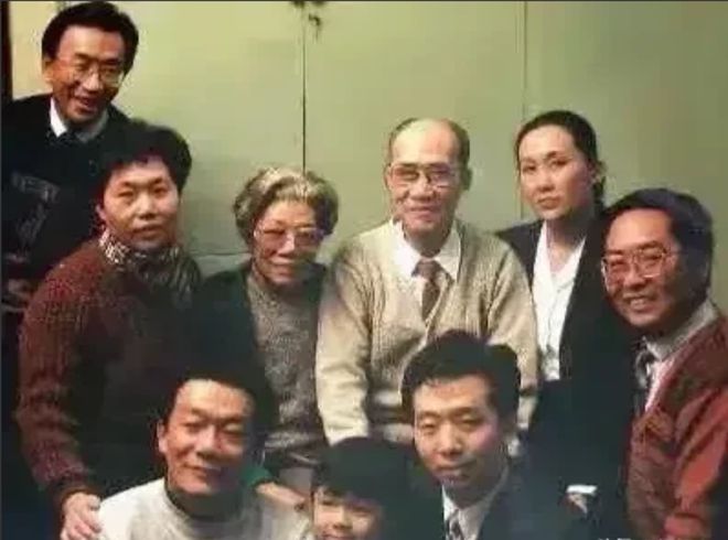1992年春节侯宝林先生珍贵的全家福一家人聚在一FB体育 FB体育平台起其乐融融(图1)