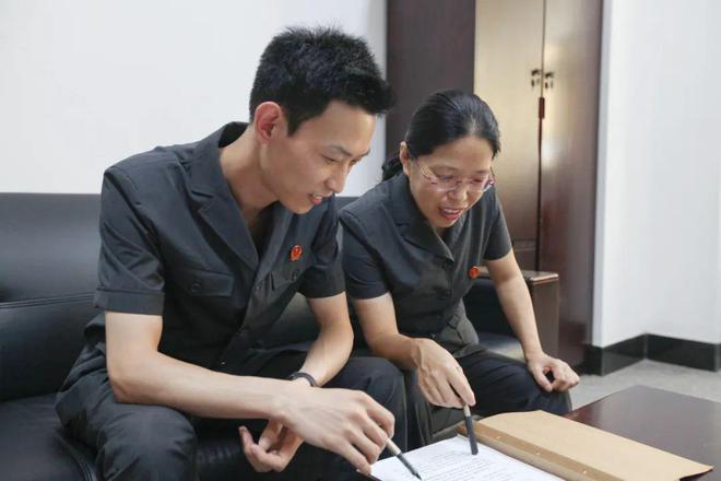 FB体育 FB体育平台法槌起落丨郑凤云：坚守17年(图3)
