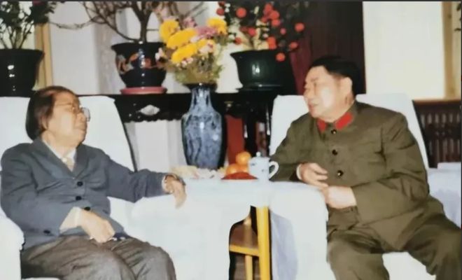 1983年春节总参谋长上将到西花厅给FB体育 FB体育平台拜年(图1)