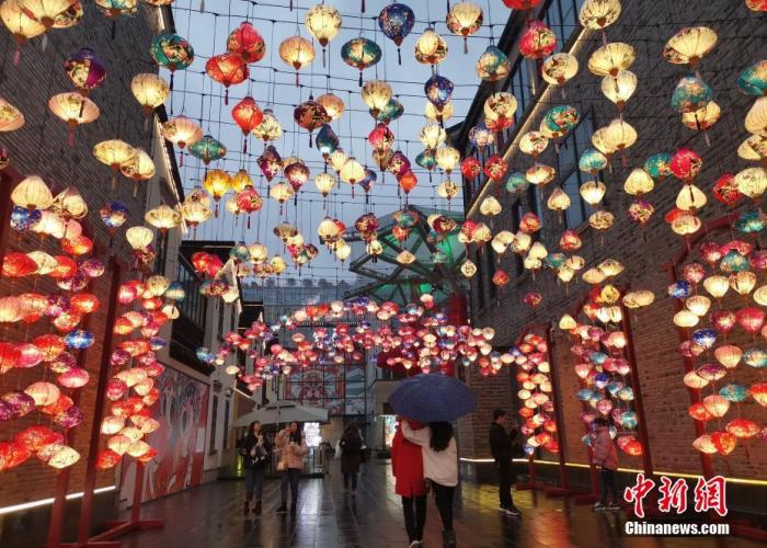 FB体育 FB体育平台看春晚、发红包、逛庙会……中国“年味儿”飘向世界(图1)