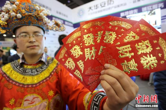 FB体育 FB体育平台看春晚、发红包、逛庙会……中国“年味儿”飘向世界(图2)