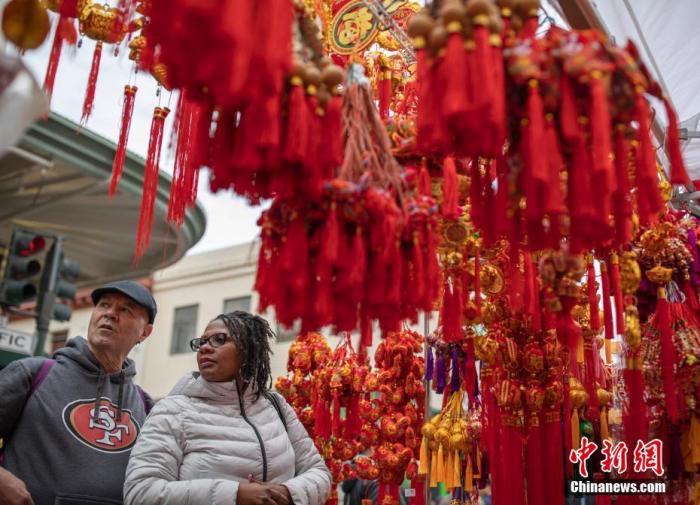 FB体育 FB体育平台看春晚、发红包、逛庙会……中国“年味儿”飘向世界(图5)