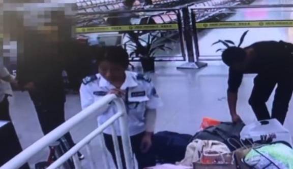 深圳一男子坐火车被安检拦下只因腰间绑着三只乌龟FB体育 FB体育平台(图1)