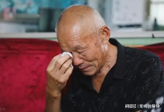FB体育 FB体育平台春节期间女人来找民警写对联扯出夫妻间的故事还真令人惊讶(图1)