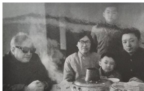 FB体育 FB体育平台1981年春节黄克诚为何要破例请人吃饭为何饭桌上还要给人(图5)