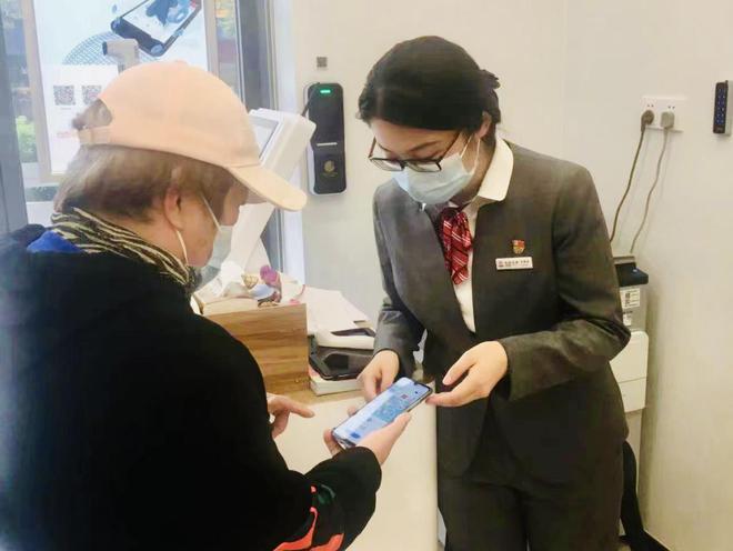 FB体育 FB体育平台以客为尊 服务先行 尊老爱老 大行担当 ——工行上海虹桥开发区支行传递有温度的服务实纪(图2)