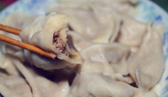 FB体育 FB体育平台春节包羊肉饺子3大调味品不可缺汤圆鲜嫩多汁无膻味(图1)