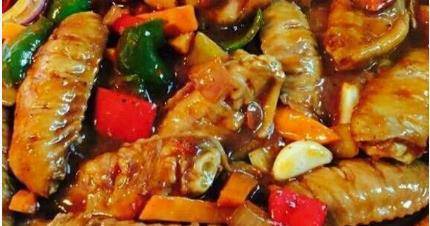 FB体育 FB体育平台春节过后吃三汁焖锅鸡洋葱炒鱿鱼豆腐塞肉彩椒煎豆腐的做法(图1)