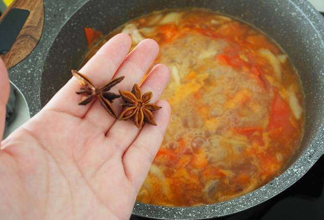 FB体育 FB体育平台春节餐桌这菜少不了提前做好上桌热一热鲜香暖胃营养高(图4)