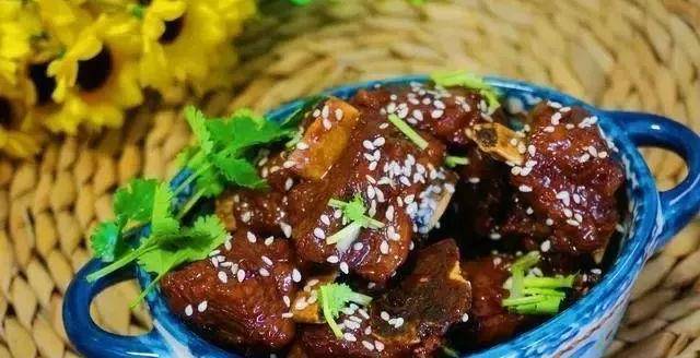 FB体育 FB体育平台几道麻辣鲜香的美食开胃爽口香而不腻春节待客真不错(图1)