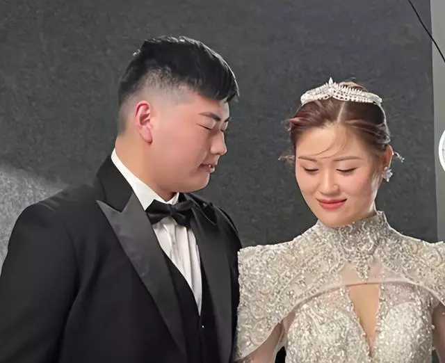 FB体育 FB体育平台朱小伟婚礼或延期到春节？陈萌带货预言或成真！陈亚男发动态内涵(图1)