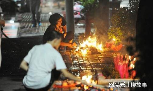 FB体育 FB体育平台民间故事：春节归家不孝孙儿用冥币孝敬奶奶村里人还夸他懂事(图3)