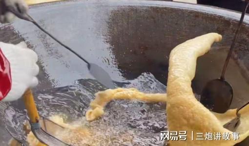 FB体育 FB体育平台开封这家卖炸皮肚的小摊头一年只出摊十几天只有春节前能吃到(图1)