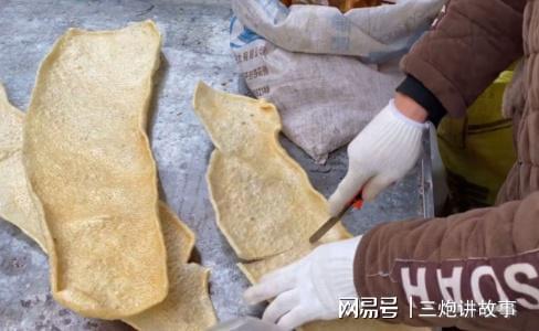 FB体育 FB体育平台开封这家卖炸皮肚的小摊头一年只出摊十几天只有春节前能吃到(图5)