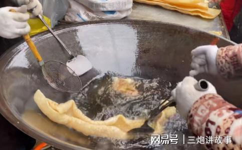 FB体育 FB体育平台开封这家卖炸皮肚的小摊头一年只出摊十几天只有春节前能吃到(图2)