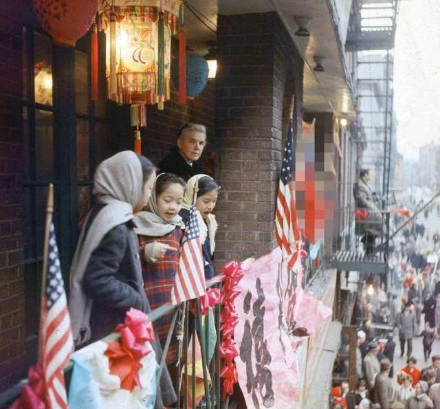 FB体育 FB体育平台60年代纽约唐人街欢庆春节盛况韩国人越南人也跟着一起庆祝(图7)