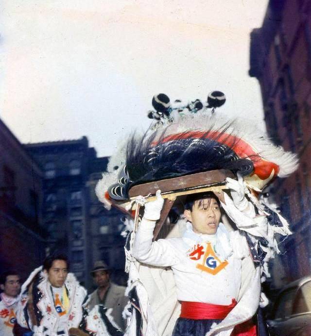 FB体育 FB体育平台60年代纽约唐人街欢庆春节盛况韩国人越南人也跟着一起庆祝(图2)