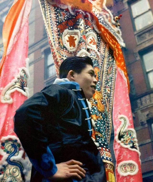 FB体育 FB体育平台60年代纽约唐人街欢庆春节盛况韩国人越南人也跟着一起庆祝(图3)
