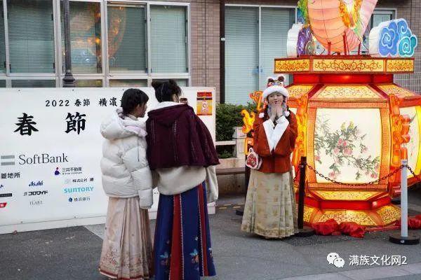 日本FB体育 FB体育平台有三个中华街其中一个以老北京文化为特色每年春节有满洲皇后出巡！(图1)