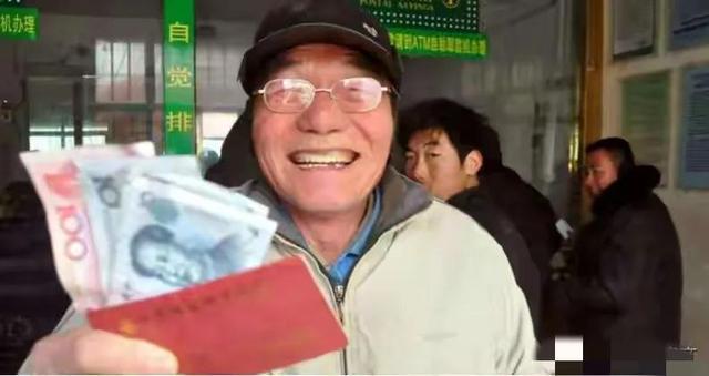 今年春节退休人员将领取1200元过节费FB体育 FB体育平台这是真的吗？(图3)