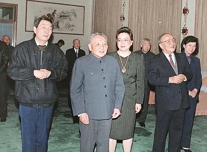 FB体育 FB体育平台1994年春节离开上海前对黄菊说：这是上海最后的机遇(图5)