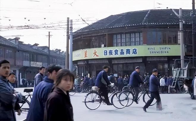 FB体育 FB体育平台1994年春节离开上海前对黄菊说：这是上海最后的机遇(图4)