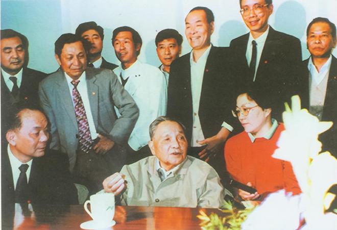 FB体育 FB体育平台1994年春节离开上海前对黄菊说：这是上海最后的机遇(图8)