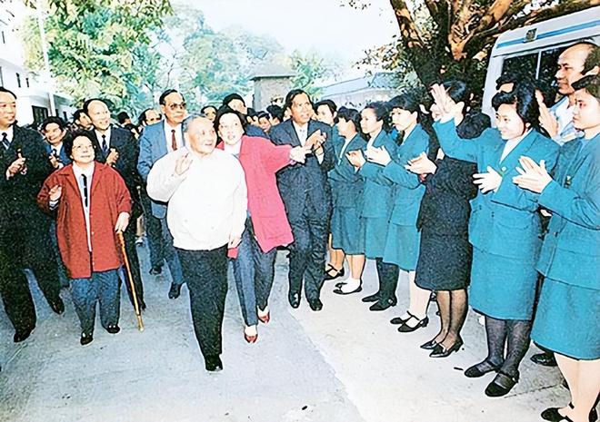 FB体育 FB体育平台1994年春节离开上海前对黄菊说：这是上海最后的机遇(图15)